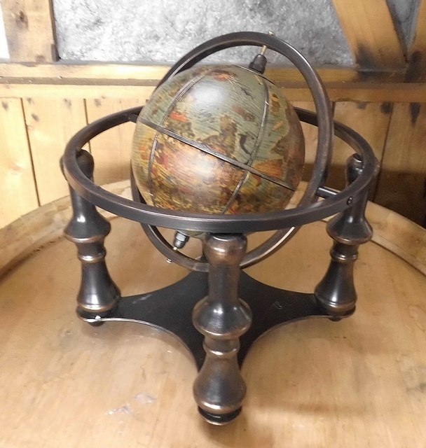 dekorativer Globus Weltkugel aus Metall massiv   Höhe 25cm 