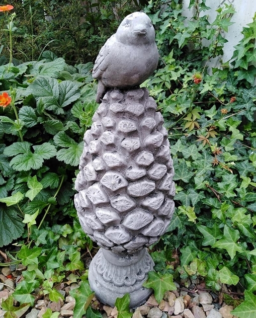 Statue Vogel auf Zapfen DR-1367